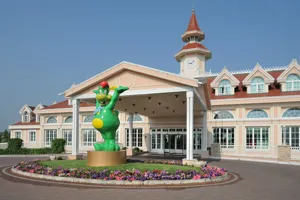 Gardaland Hotel - Ingresso con statua di Prezzemolo